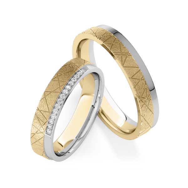 Moderne Trauringe in Weißgold und Gelbgold mit strukturierter Oberfläche und feinem Diamantakzent für eine stilvolle, zweifarbige Ausstrahlung.